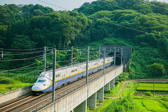 The E4 was introduced on the Tohoku Shinkansen in 1997