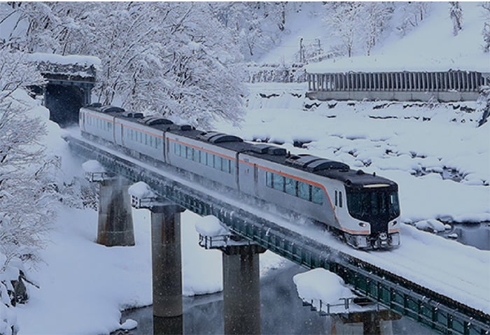 The HC85 on the route of the Limited Express Hida