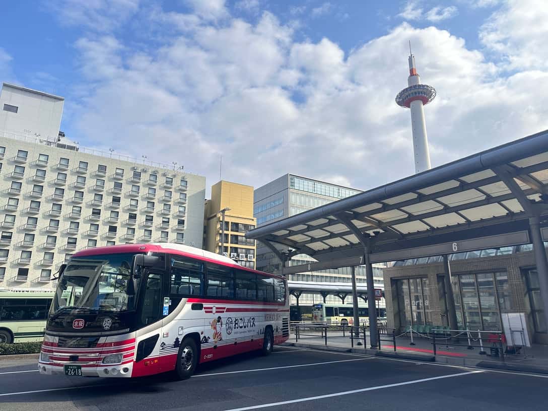A Keihan sightseeing bus at Kyoto Station